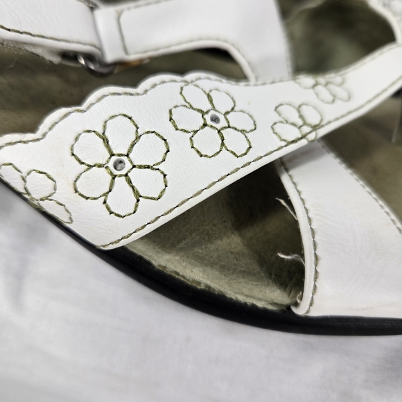 Clarks Sandal Leather White Wedge Heel Floral Design on 2 Straps Womens 9 M - Picture 5 of 8